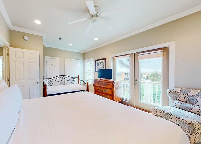 Lagoon-view Coastal Retreat With Shared Pool Fishing Pier And Easy Access *