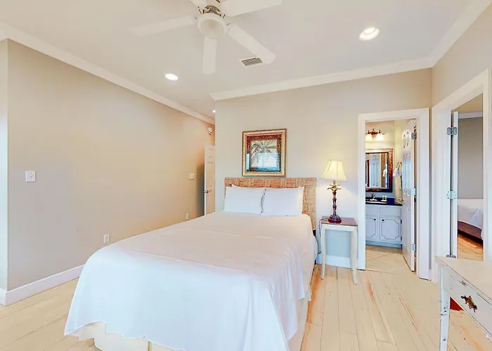 Holiday home Lagoon-view Coastal Retreat With Shared Pool Fishing Pier And Easy Access *